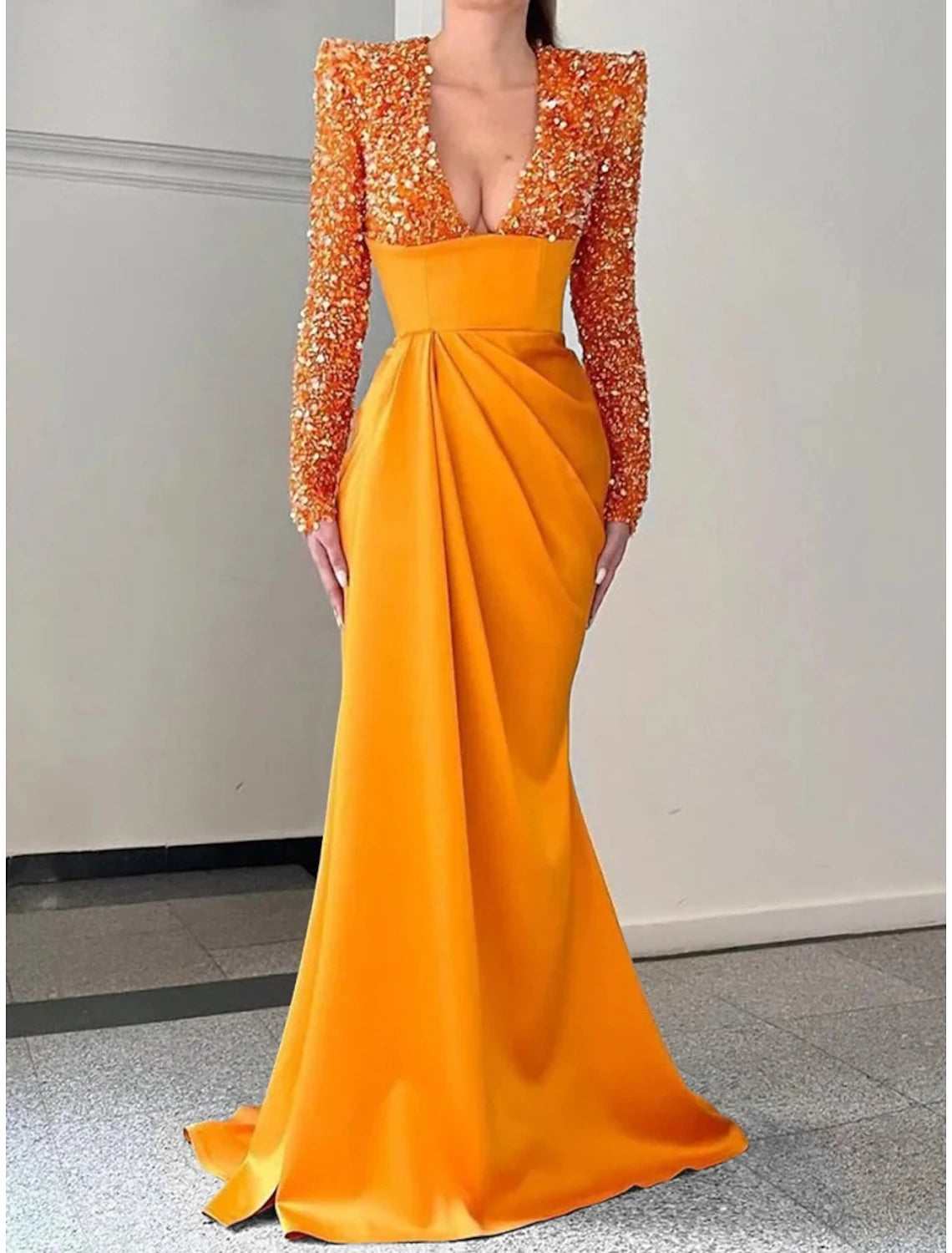 Abito da sera a sirena/tromba color champagne, scintillante e brillante, con strascico a ruota, manica lunga, scollo a V, raso con pieghe e paillettes 2025